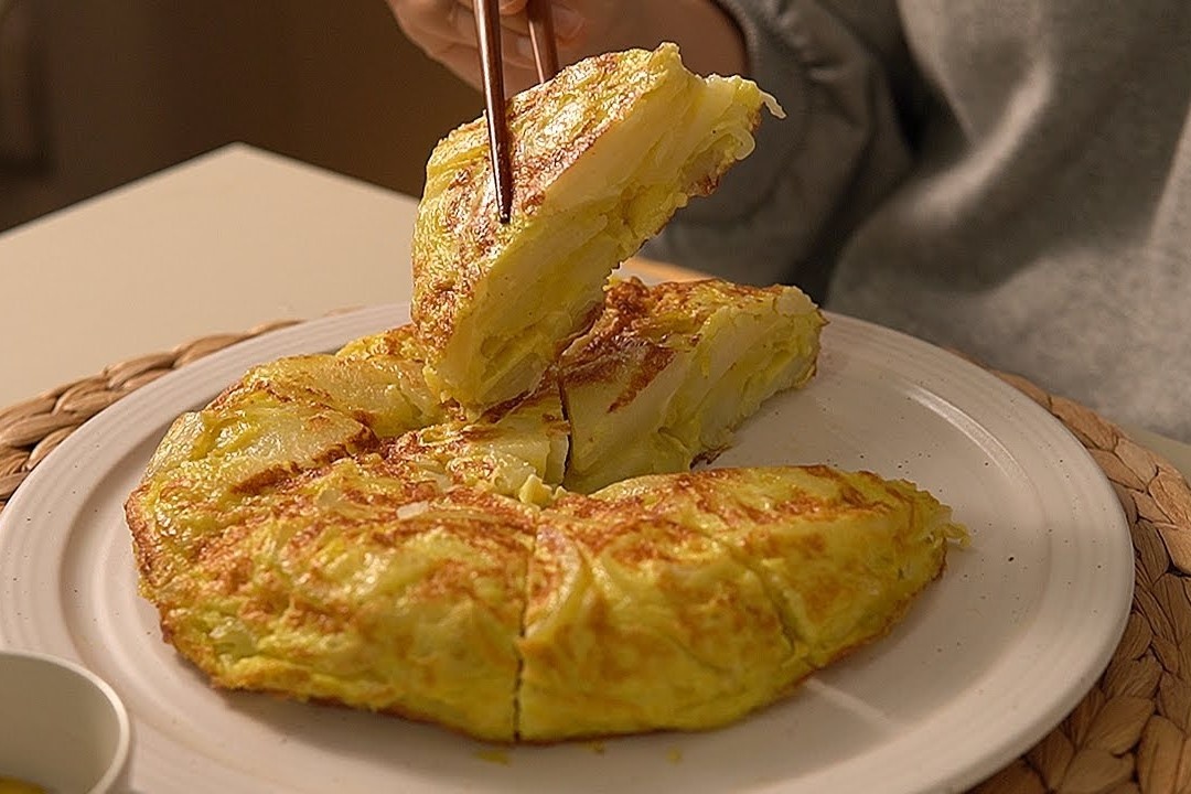 Tuyet chieu lam trung trang khoai tay phong xop, mat xem vang hinh anh