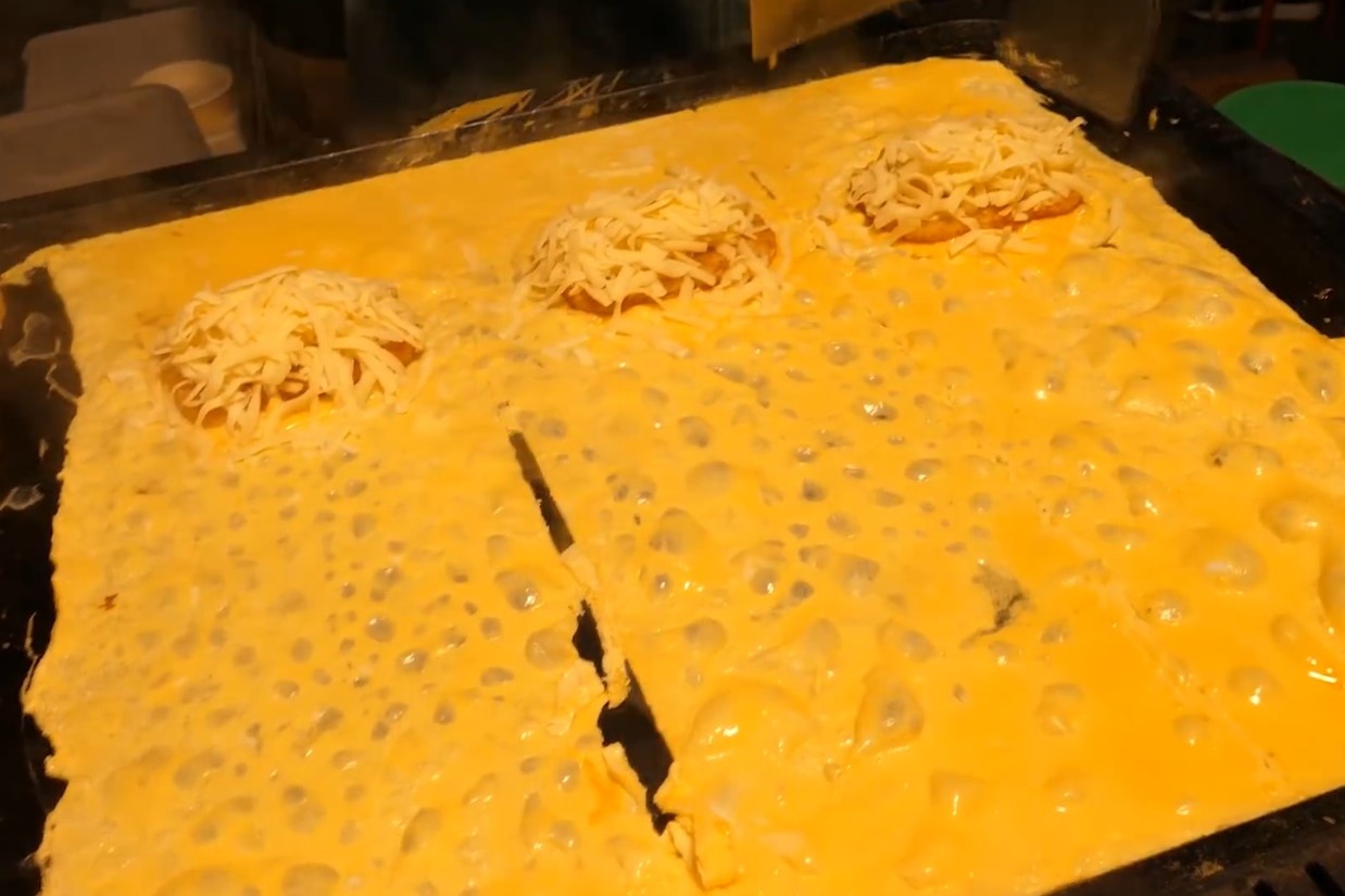 Trung omelette pho mai tren duong pho Dai Loan co gi ngon? hinh anh