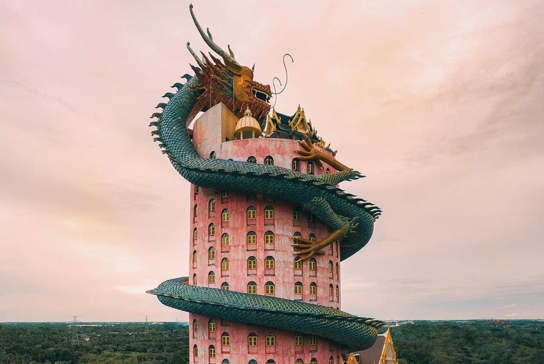 Di trong bung tuong rong khong lo quan quanh ngoi den o Thai Lan hinh anh