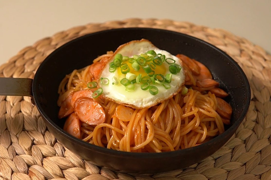 Phien ban mi spaghetti xuc xich don gian ma ngon hinh anh