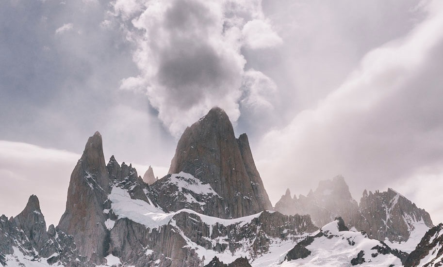 Ngon nui lua dung dung quanh nam toa khoi nghi ngut hinh anh