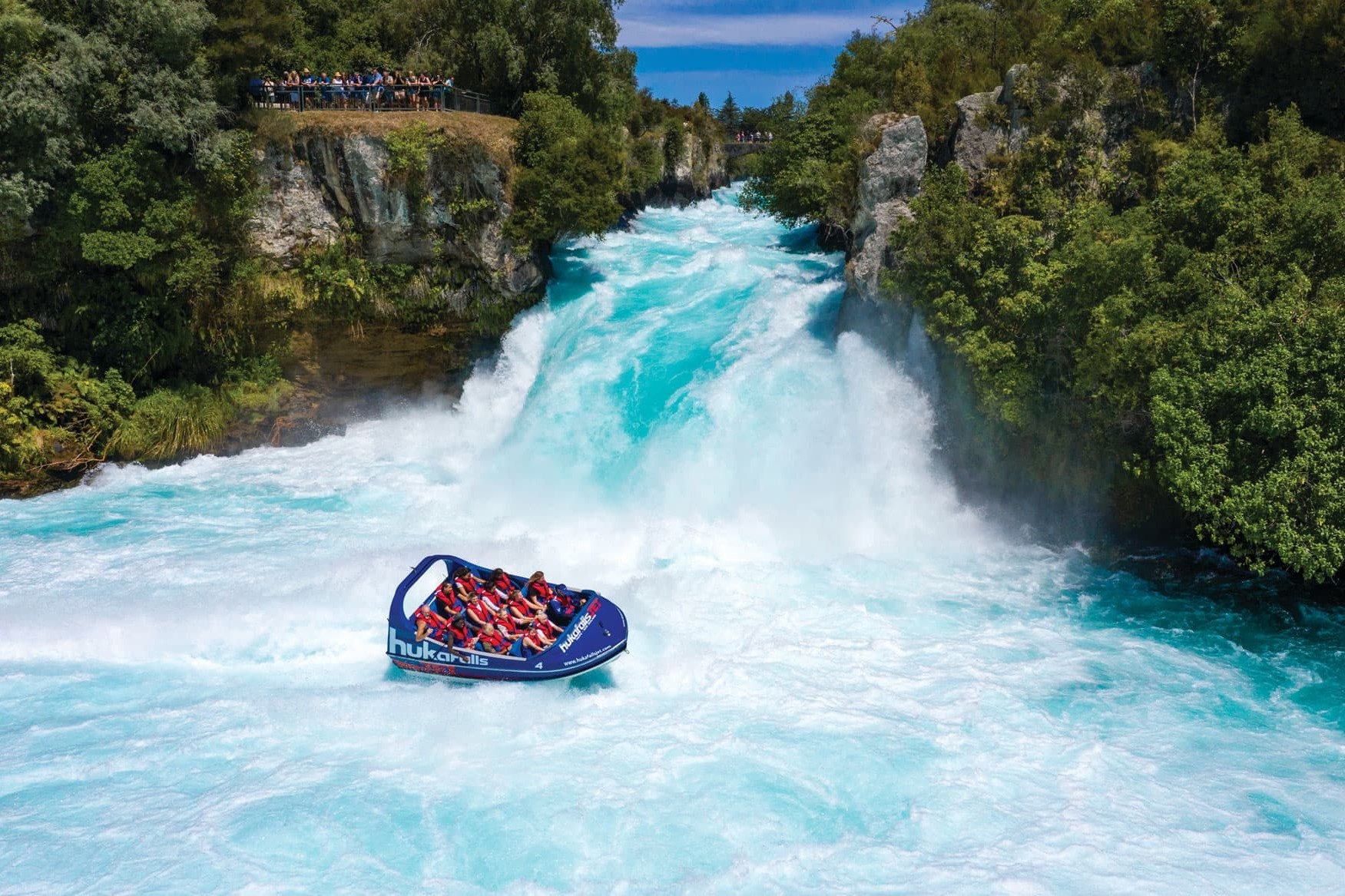 Thac nuoc so huu toc do dong chay 220.000 lit/giay hinh anh