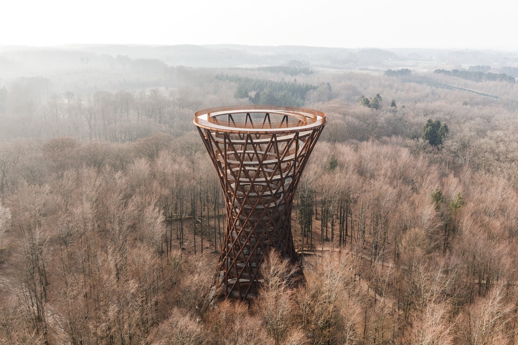 Dai quan sat 360 do xoan oc o Dan Mach hinh anh