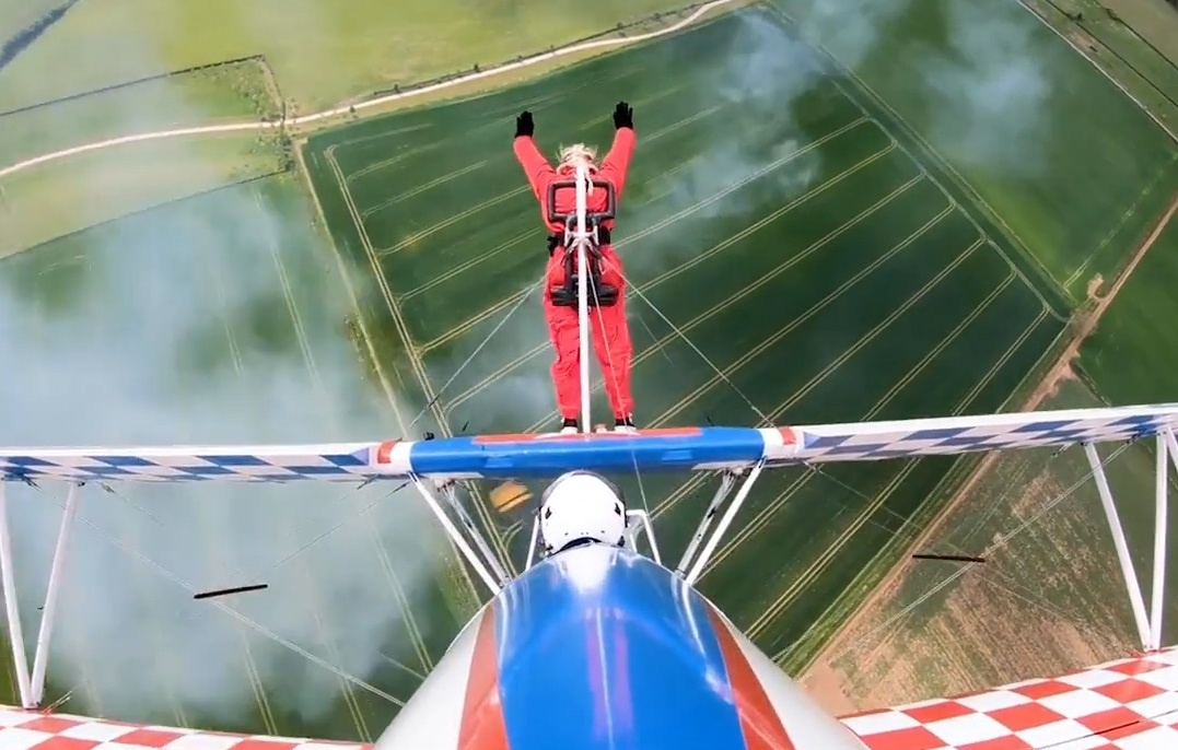 Trai nghiem dung tren canh may bay dang nhao lon hinh anh