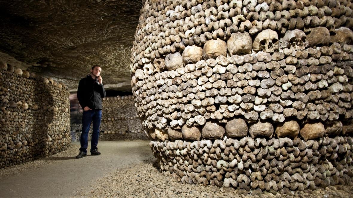 Nha hang, rap phim bi an trong ham mo chua 6 trieu bo hai cot hinh anh