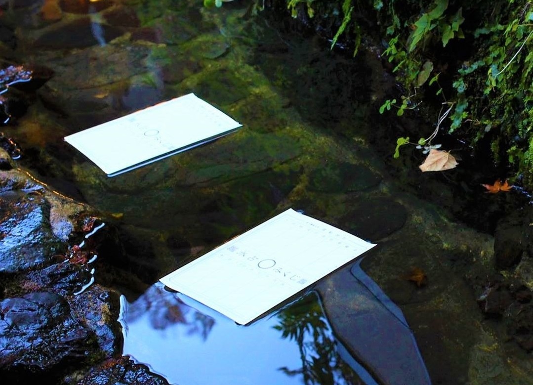 Ngoi den nghin tuoi cho du khach xem boi bang nuoc hinh anh