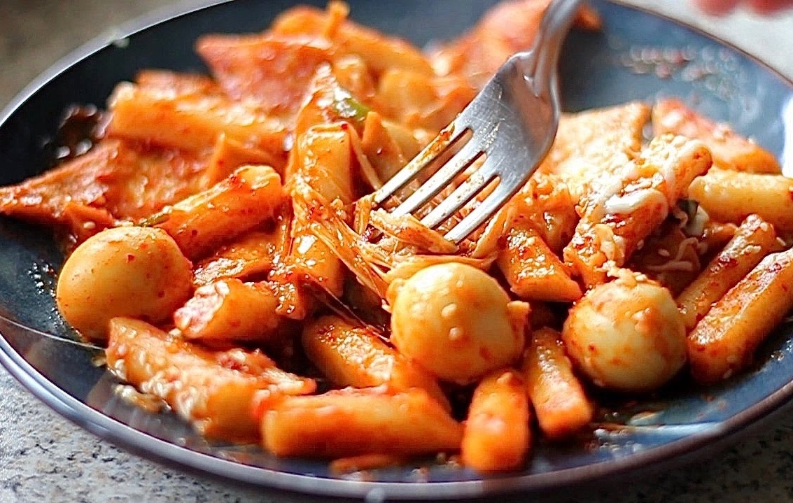 Hoc lam Tokbokki xao trung cut dung chat Han hinh anh