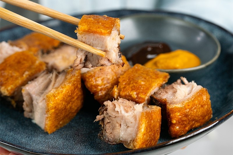 Cach lam thit heo ba chi boc muoi nuong gion bi hinh anh