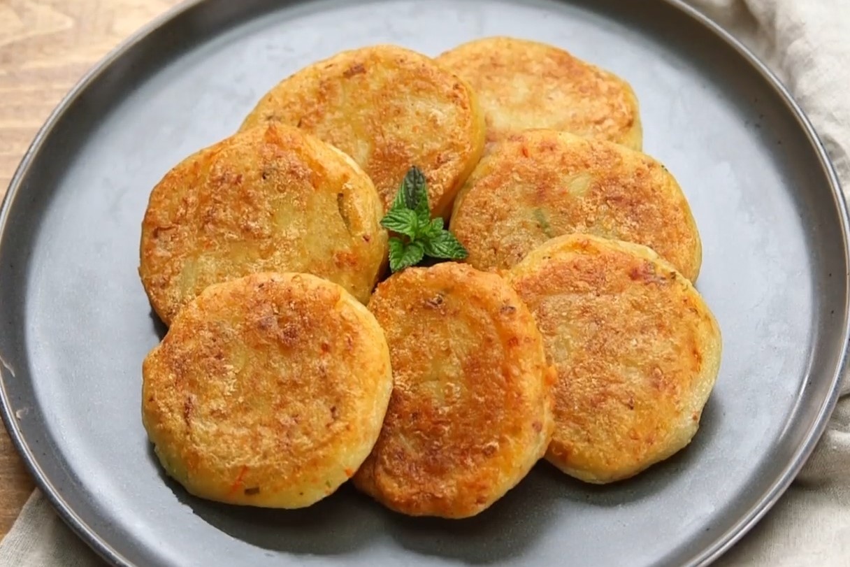 Banh khoai chien boc pho mai, mon an vat hut khach hinh anh