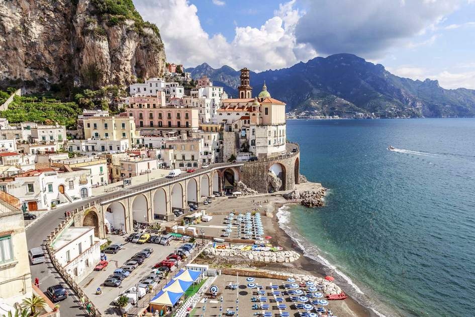 Ngoi lang co bi an ben bo bien thien duong o Italy hinh anh