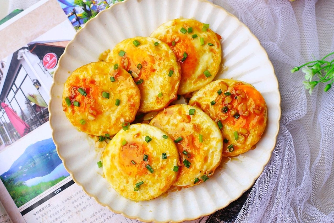 Trung op la sot chua ngot chuan vi dua com hinh anh