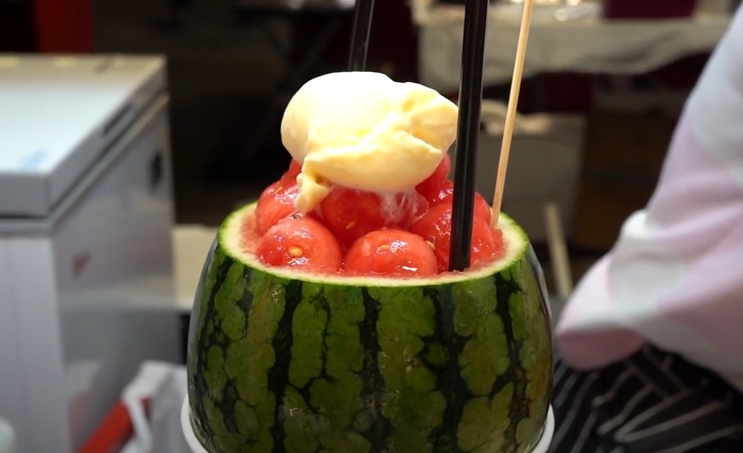 Da bao dua hau - mon an thanh mat tren duong pho Han Quoc hinh anh