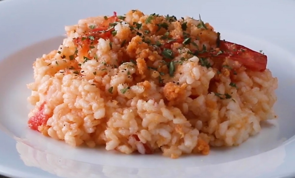 Doi vi voi mon com sot ca chua phong cach Nhat Ban hinh anh