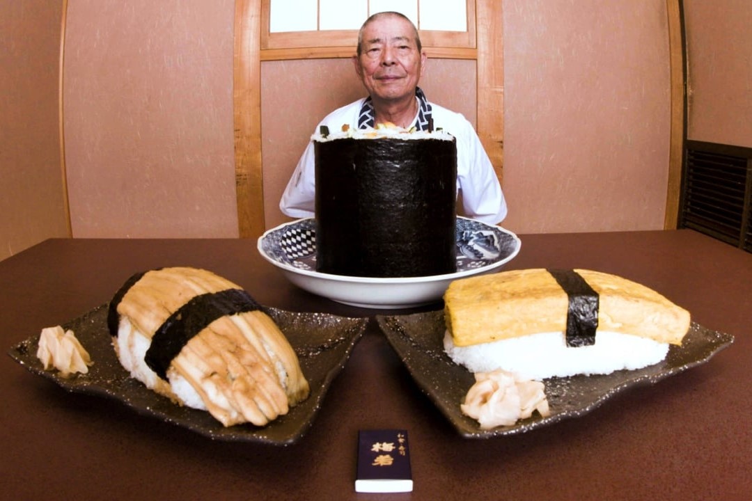 Nha hang chuyen phuc vu do an khong lo hinh anh