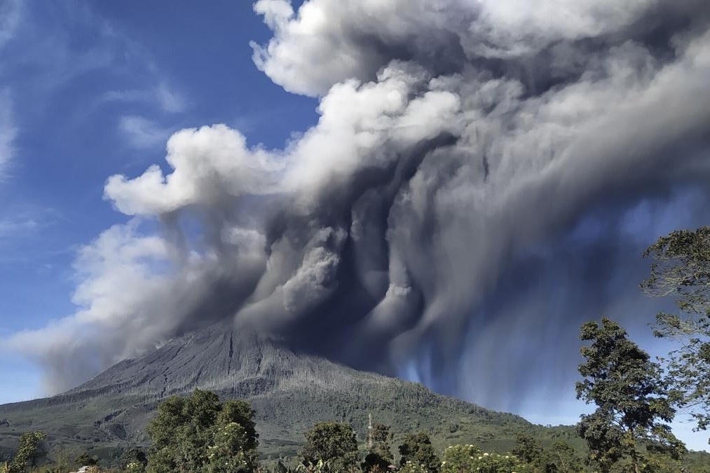 Nui lua Indonesia tiep tuc phun trao tro bui cao hon 1.000 m hinh anh