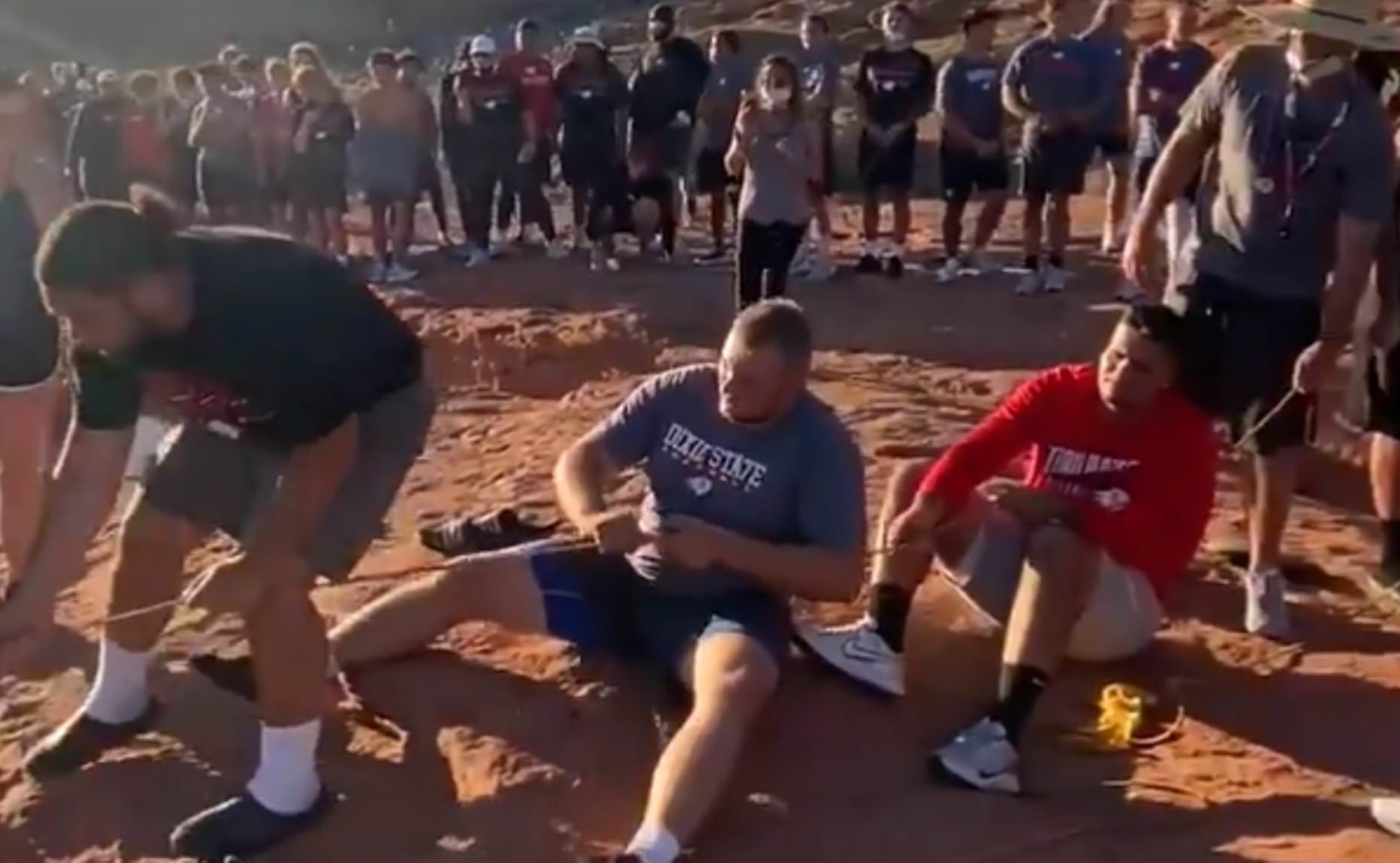 Doi bong da giai cuu co gai hinh anh