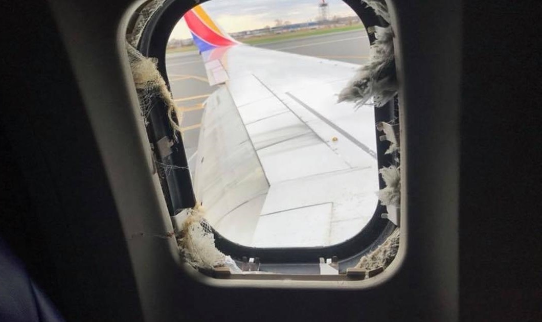 Du khach phat hien cua so may bay vo hinh anh