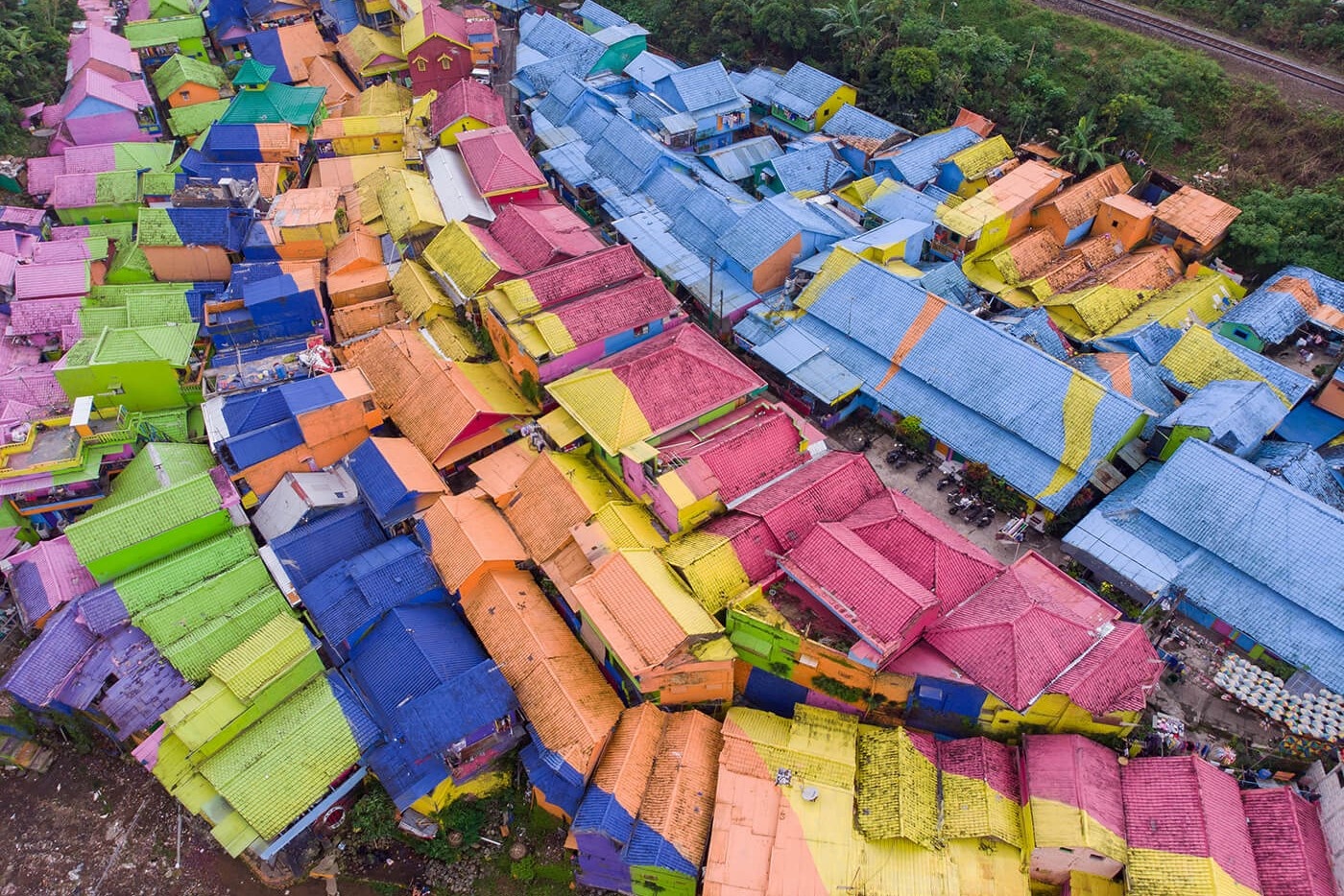 Ngoi lang bay sac cau vong o Indonesia hinh anh