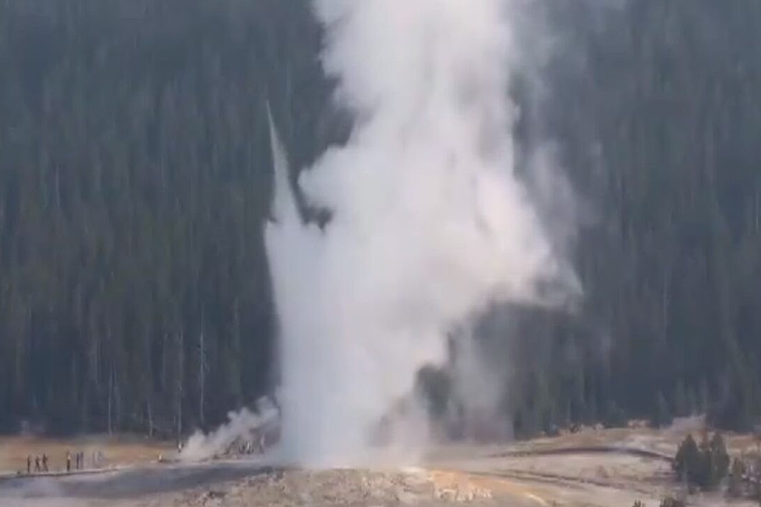 Mach nuoc o Yellowstone phun trao sau 6 nam hinh anh