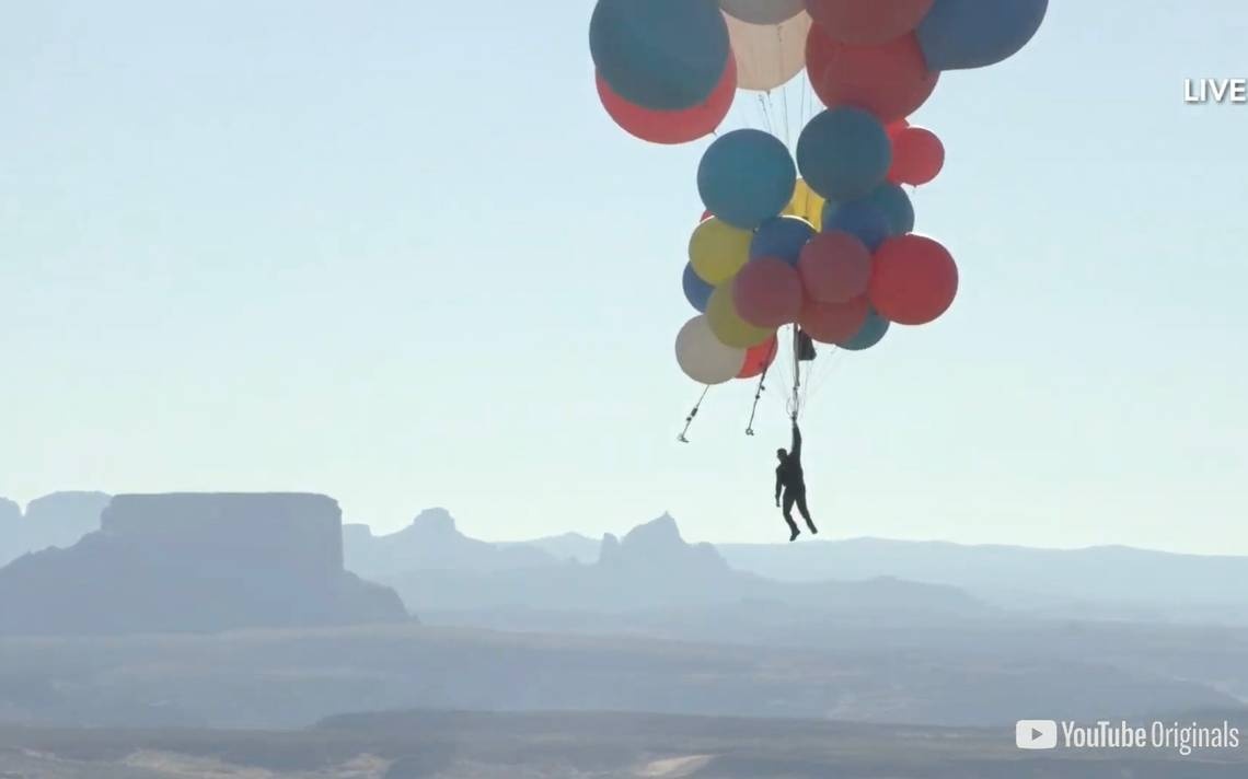 Len cao gan 8.000 m bang chum bong bay hinh anh