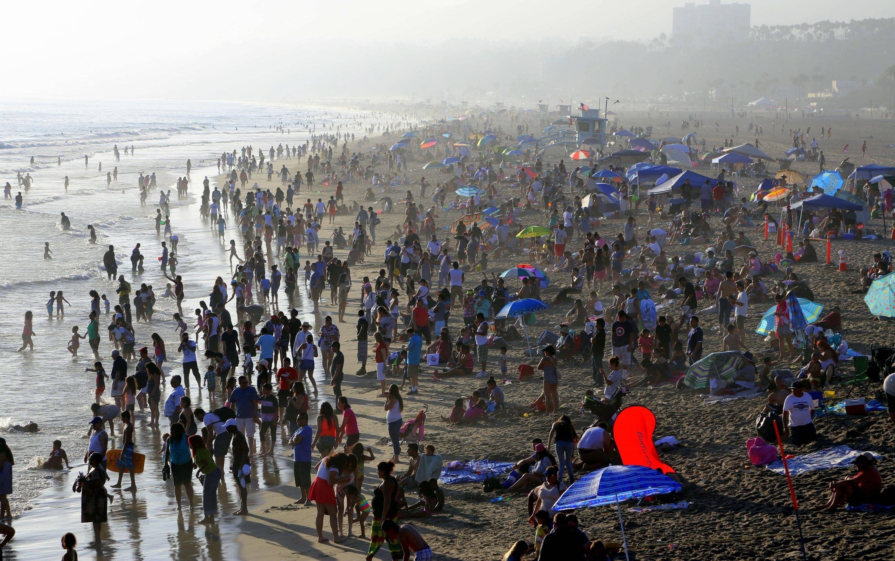 Bai bien o California chat kin nguoi sau dot song nhiet hinh anh