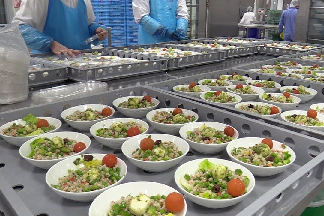 Nha bep hang khong lon nhat the gioi hinh anh