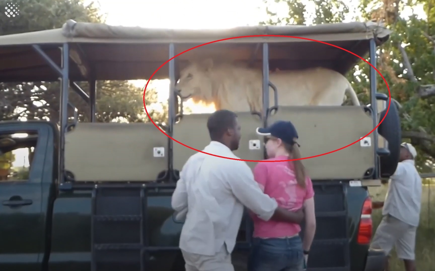 Su tu trang nhay len xe cua khach tham quan hinh anh