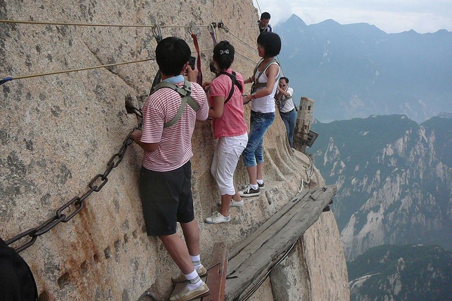Doan duong trekking nguy hiem nhat the gioi hinh anh