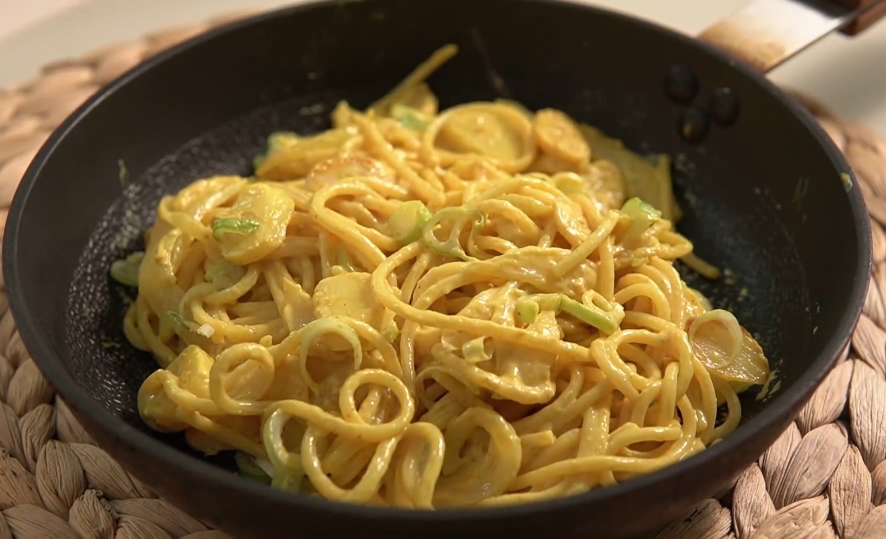 Lam mi pasta ca ri an ngay se lanh hinh anh