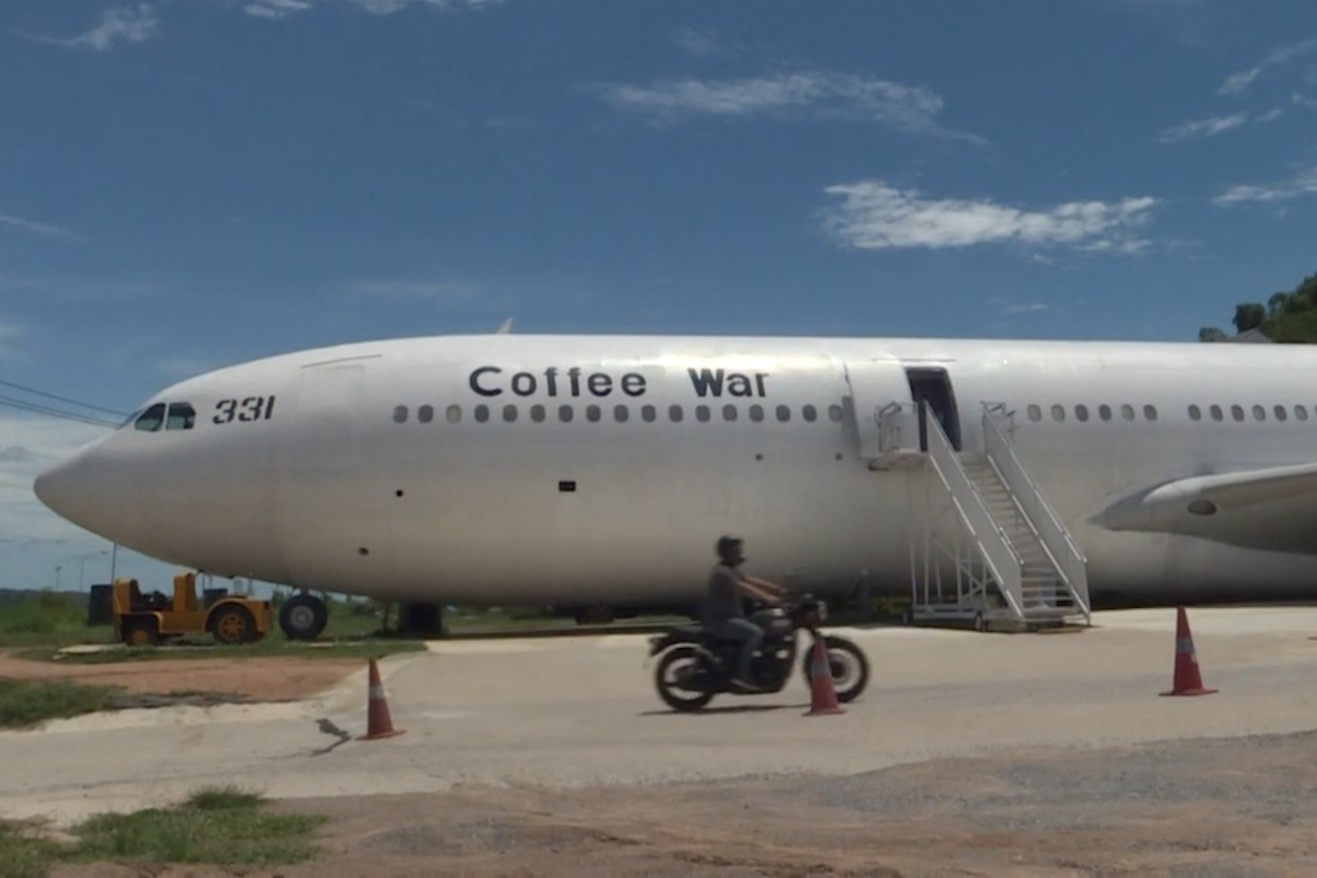 Bien may bay thanh quan ca phe hinh anh