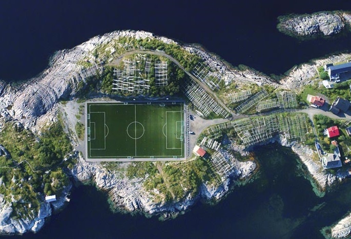 San bong giua ban dao nho dep nhat the gioi hinh anh