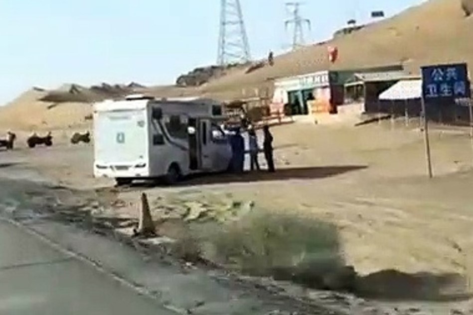 Lam bay cho xe lun cat de truc loi o Trung Quoc hinh anh