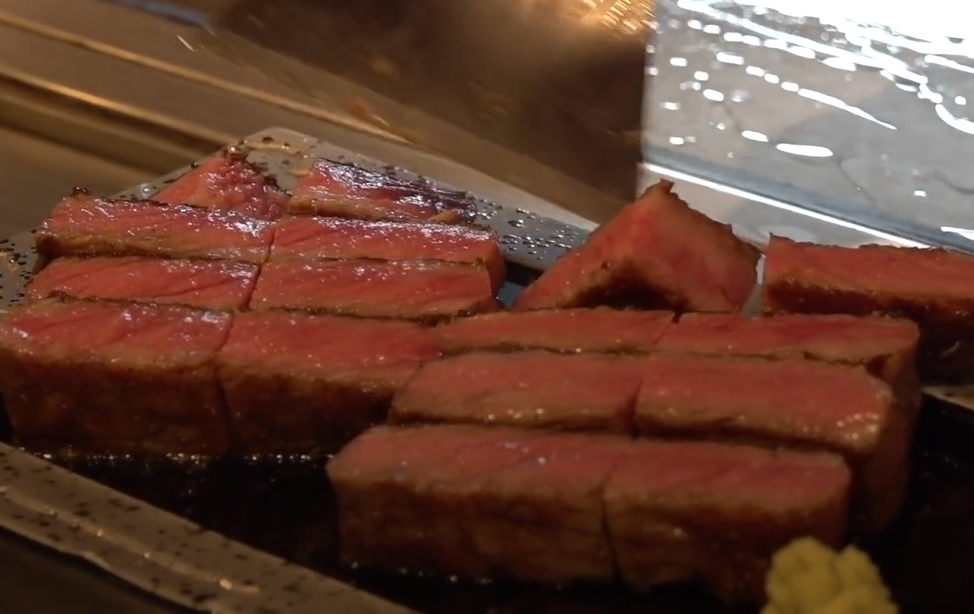 Xem dau bep Nhat che bien bit tet bo Wagyu hinh anh