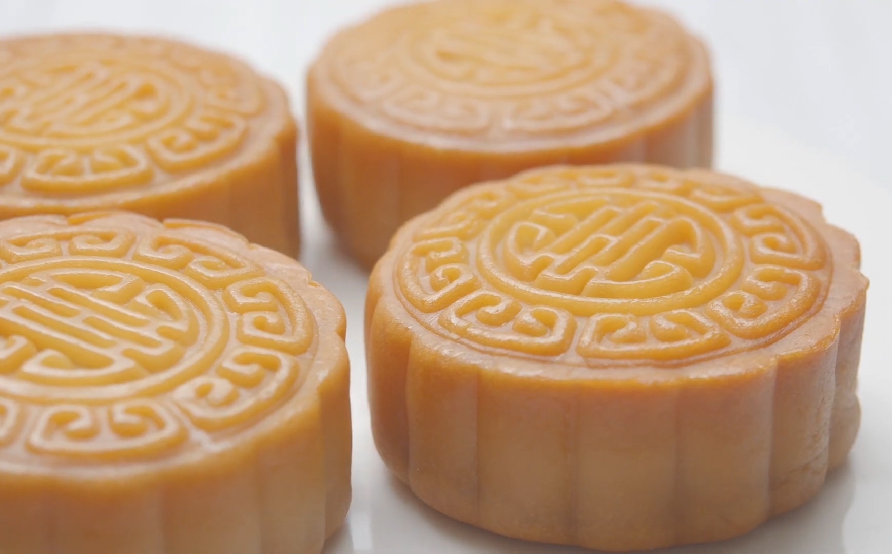 Lam banh Trung Thu nhan hat sen trung hinh anh