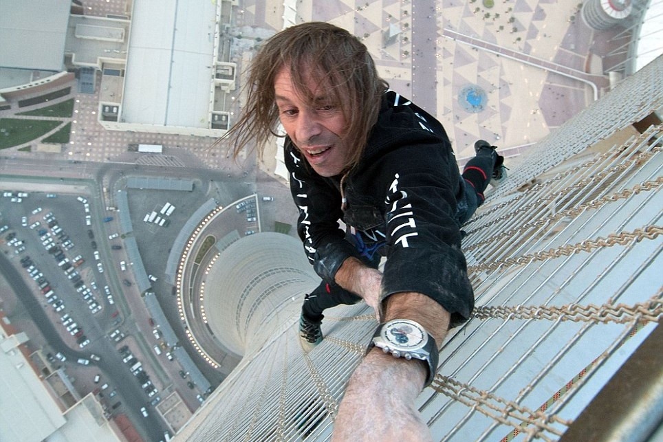 Tay khong leo thap choc troi cao 166 m hinh anh