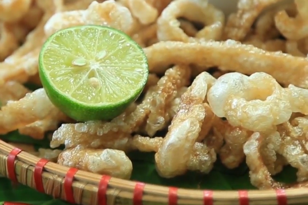 Lam da heo chien gion ngon hon ngoai tiem hinh anh