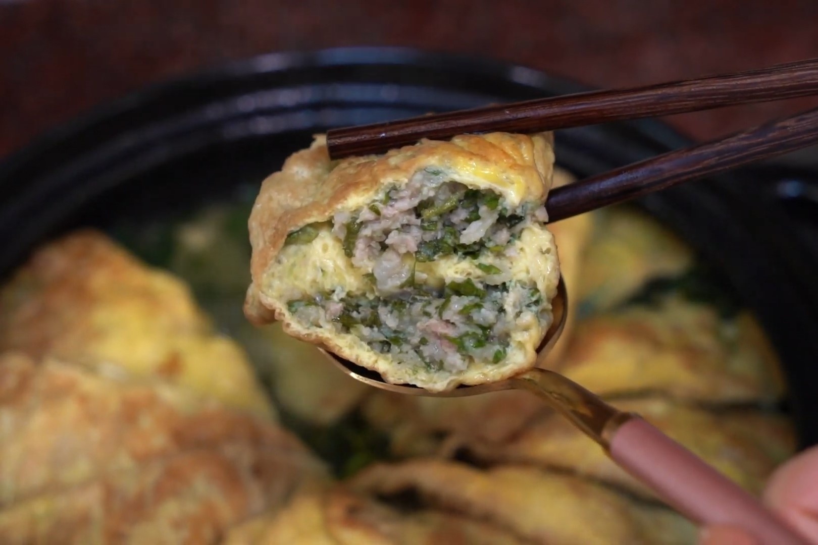 Cach lam trung nhoi thit, ngai cuu cho ngay lanh hinh anh