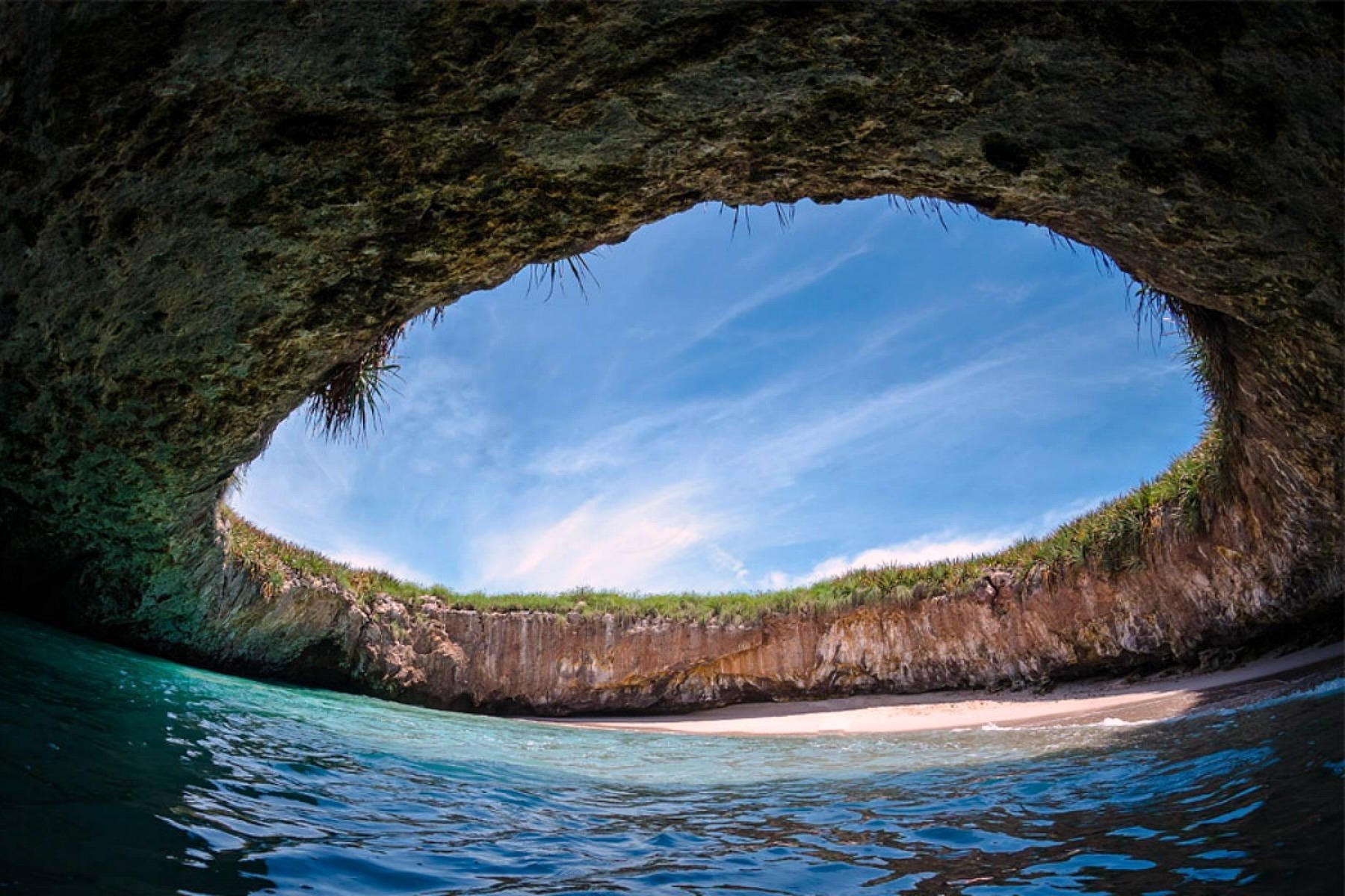 Bai bien nam trong mieng nui lua hinh anh