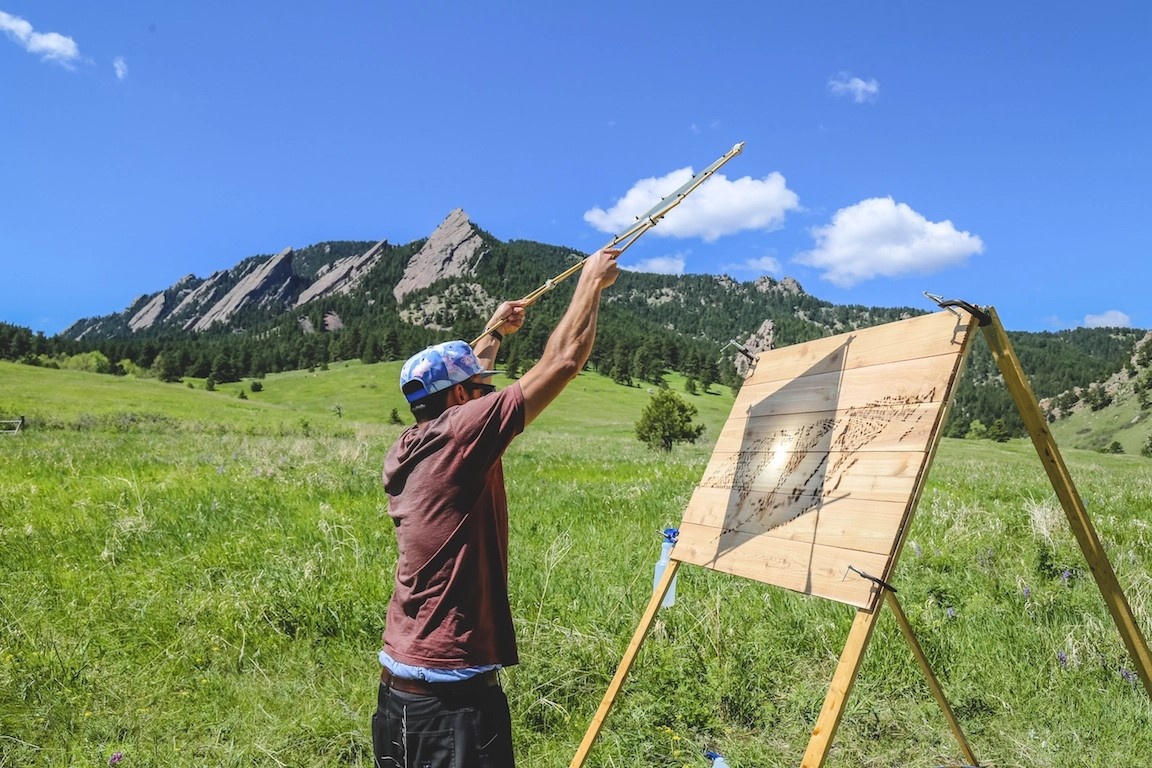 Nguoi dan ong ve tranh bang anh nang Mat Troi hinh anh