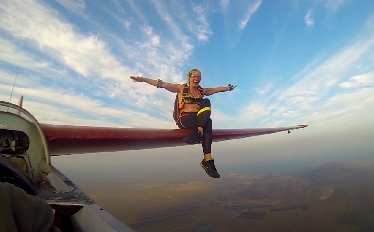 Treo ra canh may bay tao dang tren khong hinh anh