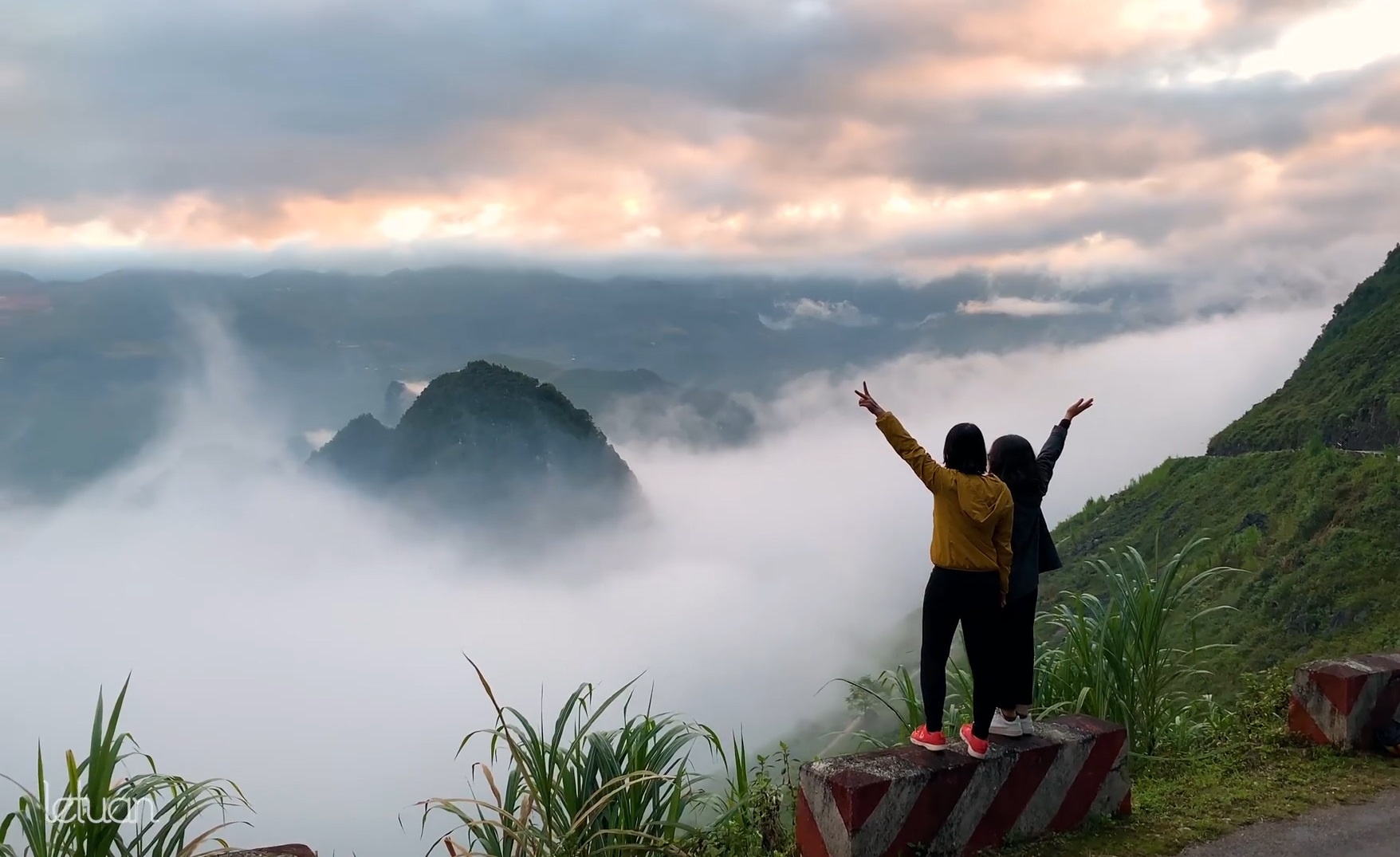 Ngam dong song may sieu thuc tren hem Tu San hinh anh