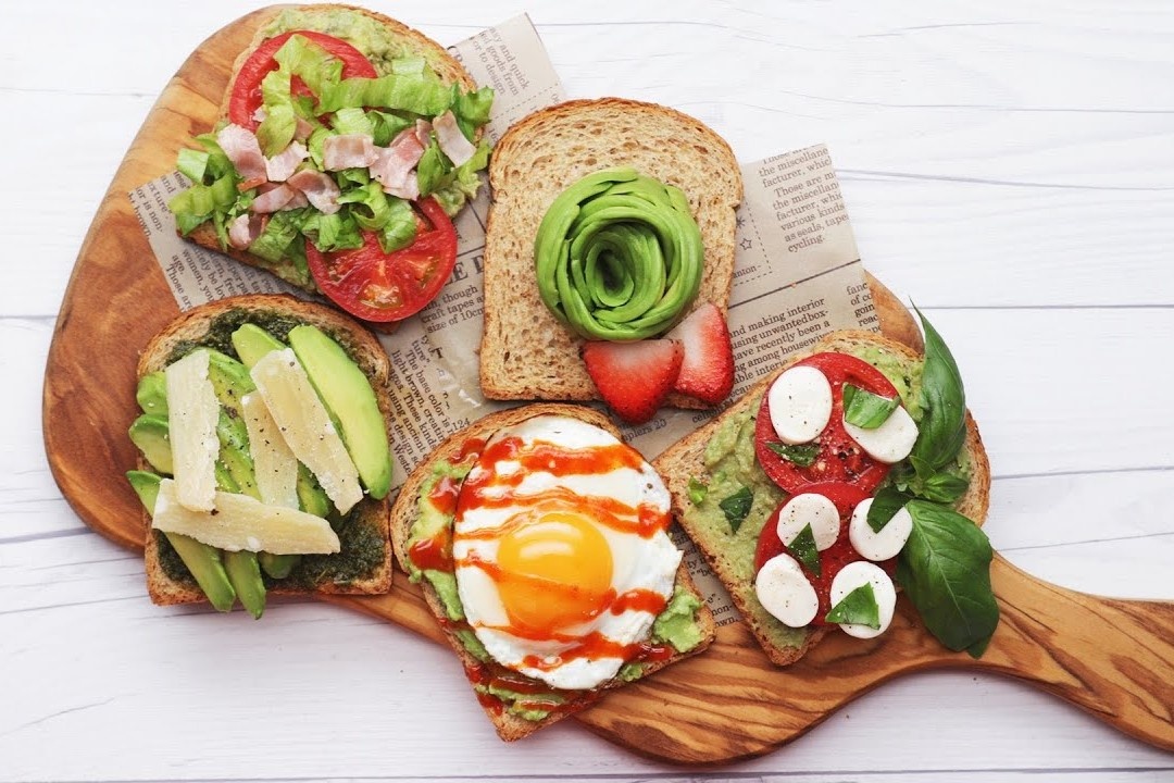 5 cach lam sandwich nhanh gon voi trai bo hinh anh