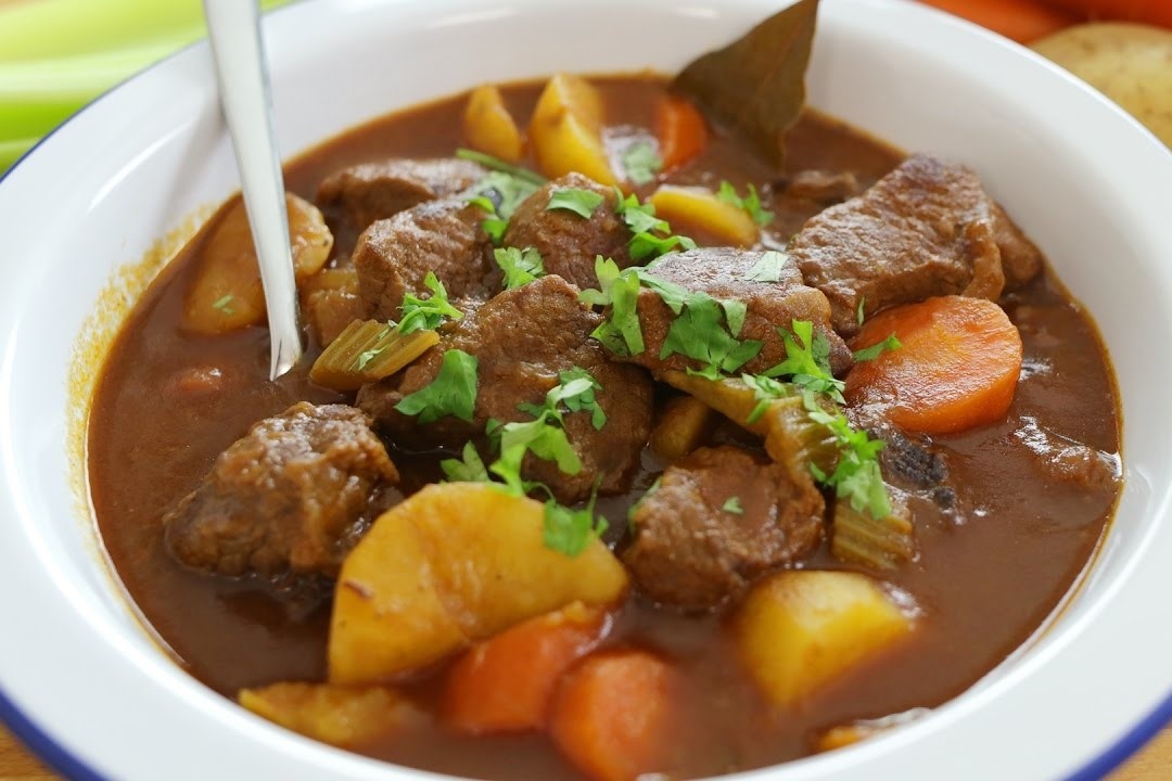 Cach lam thit bo ham khoai tay, ca rot hinh anh