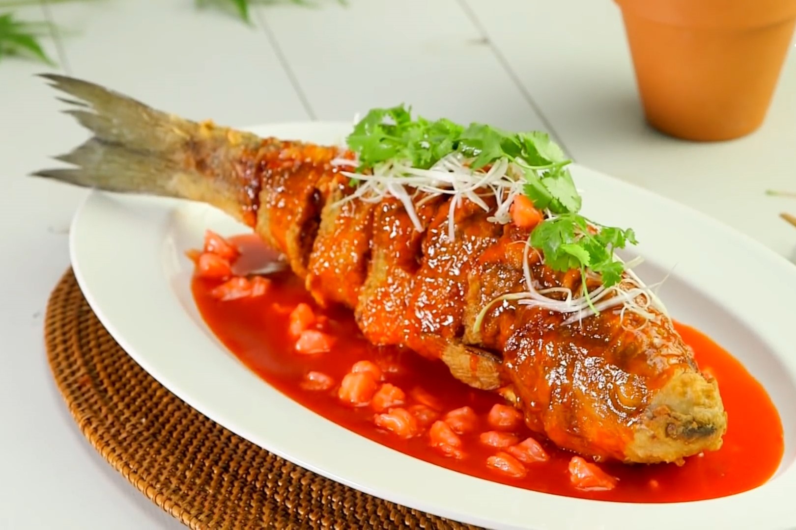 Huong dan lam ca chien gion sot chua ngot hinh anh