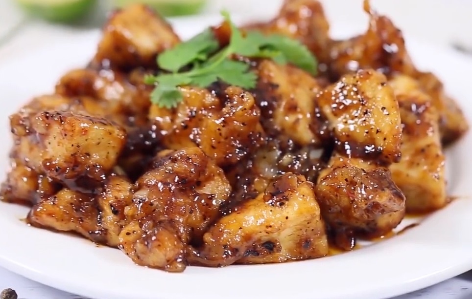 Hoc lam uc ga chien sot tieu den hinh anh