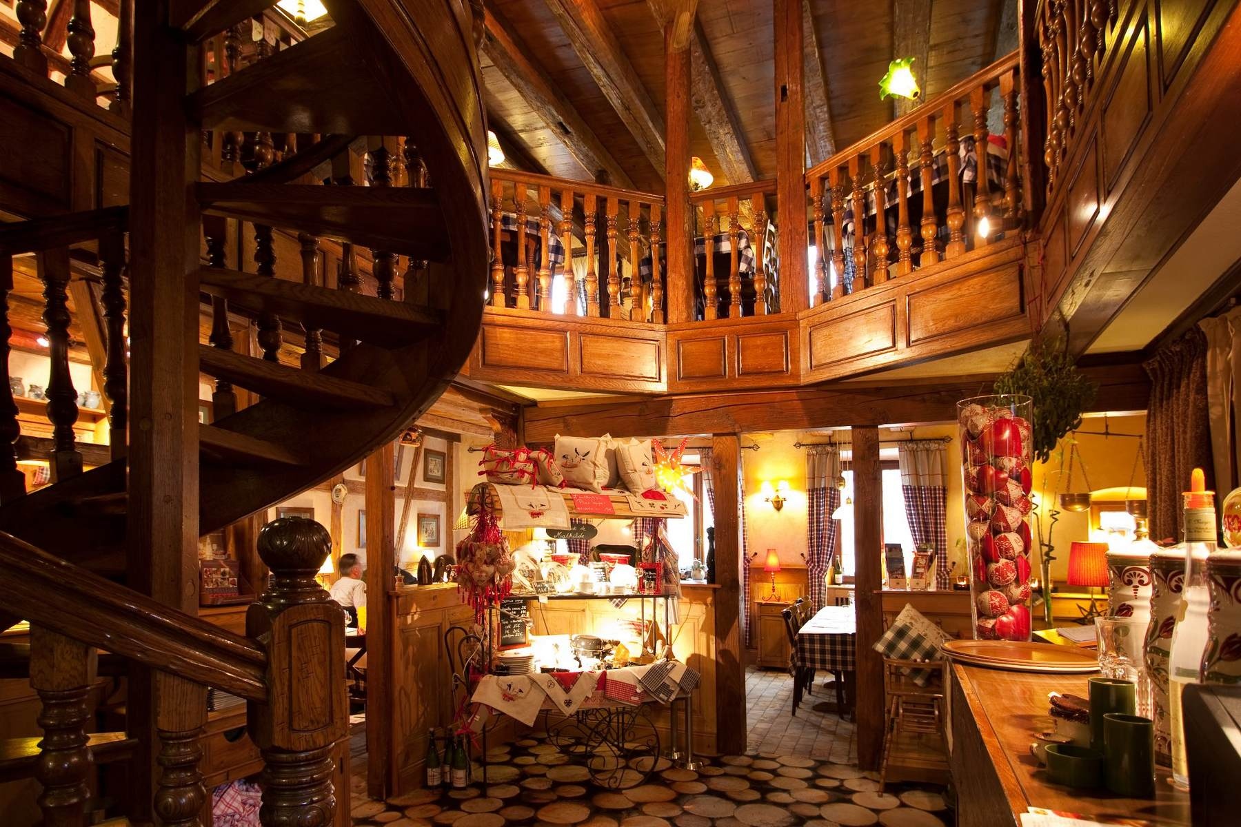 Nha hang co kinh tren the gioi anh 8