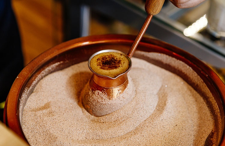 Mon ca phe dun trong cat nong 400 do C hinh anh