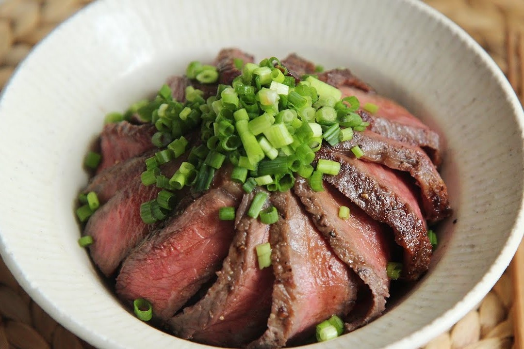 Huong dan lam com bo bit tet ngon chuan nha hang hinh anh