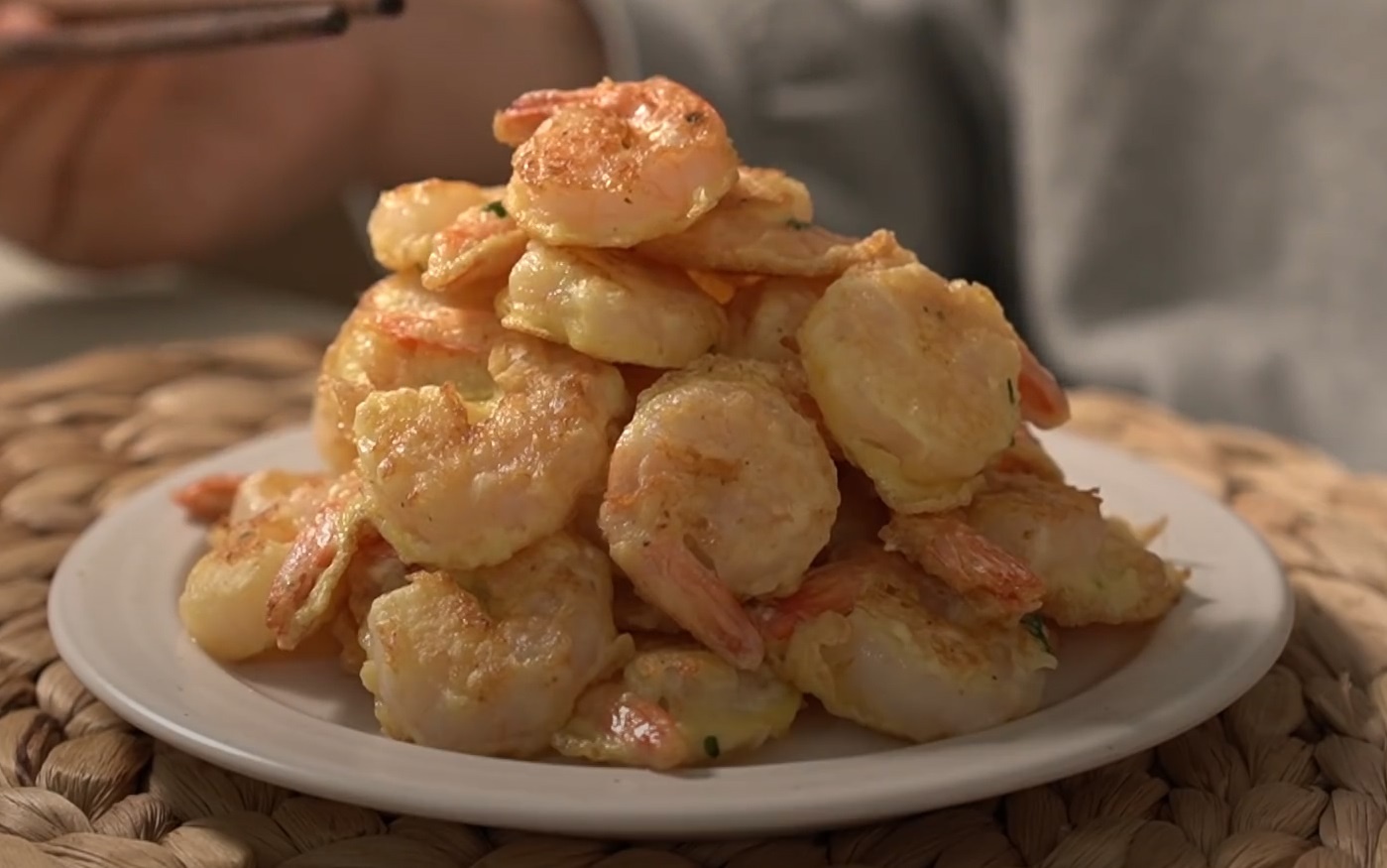 Cach lam tom chien trung hinh anh