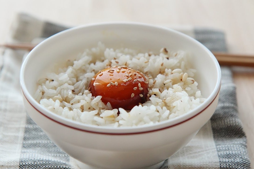 Cach lam com tron trung song cua nguoi Nhat hinh anh